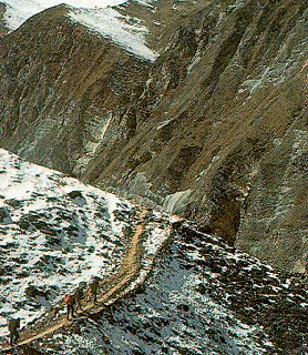 Approaching Kagmara Pass.