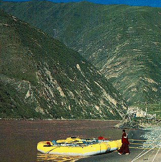 A Yangtze River beach beneath the mountains.